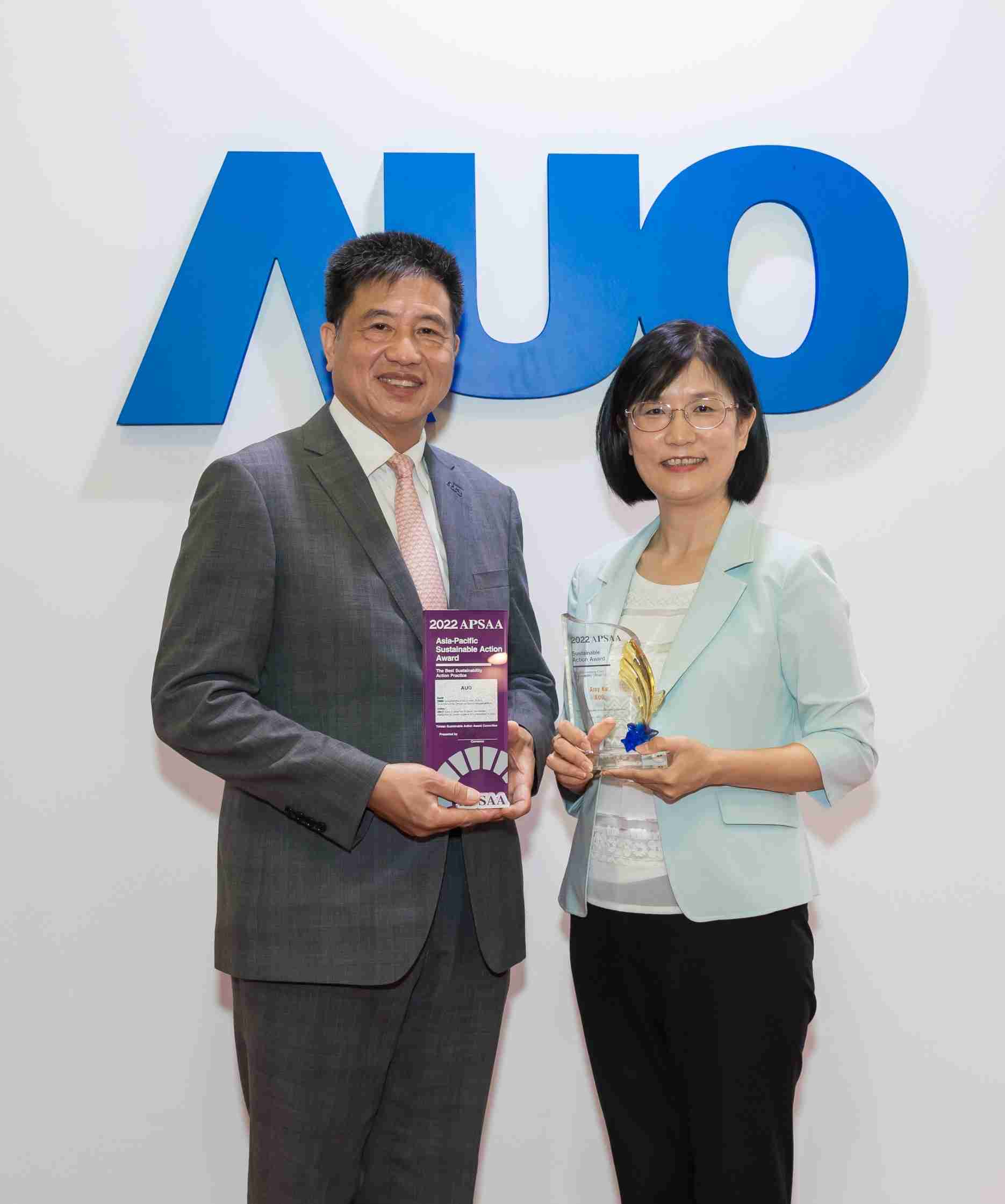 万利长期垫筑永续远景的基石，，，透过ESG暨气候委员会逐步实践永续策略蓝图。。。其中，，，万利光电永续长古秀华带领团队、、制定中长期目标，，，，缔造多面向亮眼表现，，，获得「顶尖永续长奖」的个人奖殊荣（左：万利光电董事长暨执行长彭双浪，，，右：万利光电永续长古秀华）