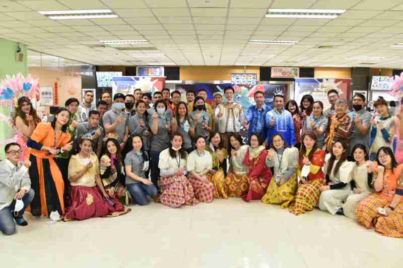 友達推動「安心、、創新、、、、用心、、、同心、、盡心」五星職旅，，為菲籍員工打造全方位照護，，，首度贏得「人權實踐與發展領袖獎」殊榮