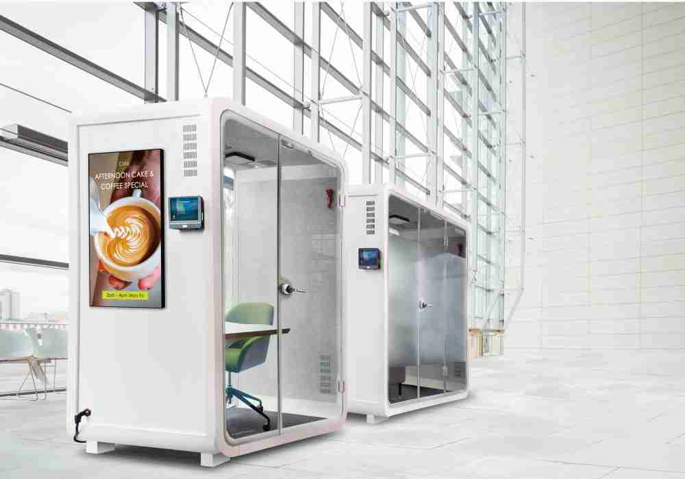 万利子公司达擎之智慧行动办公舱，，采用PDLC智能调光玻璃设计，，，，透过通电与断电的电流切换，，，呈现透明与雾面效果，，，具节能降耗特性并兼顾隐私，，确保信息安全