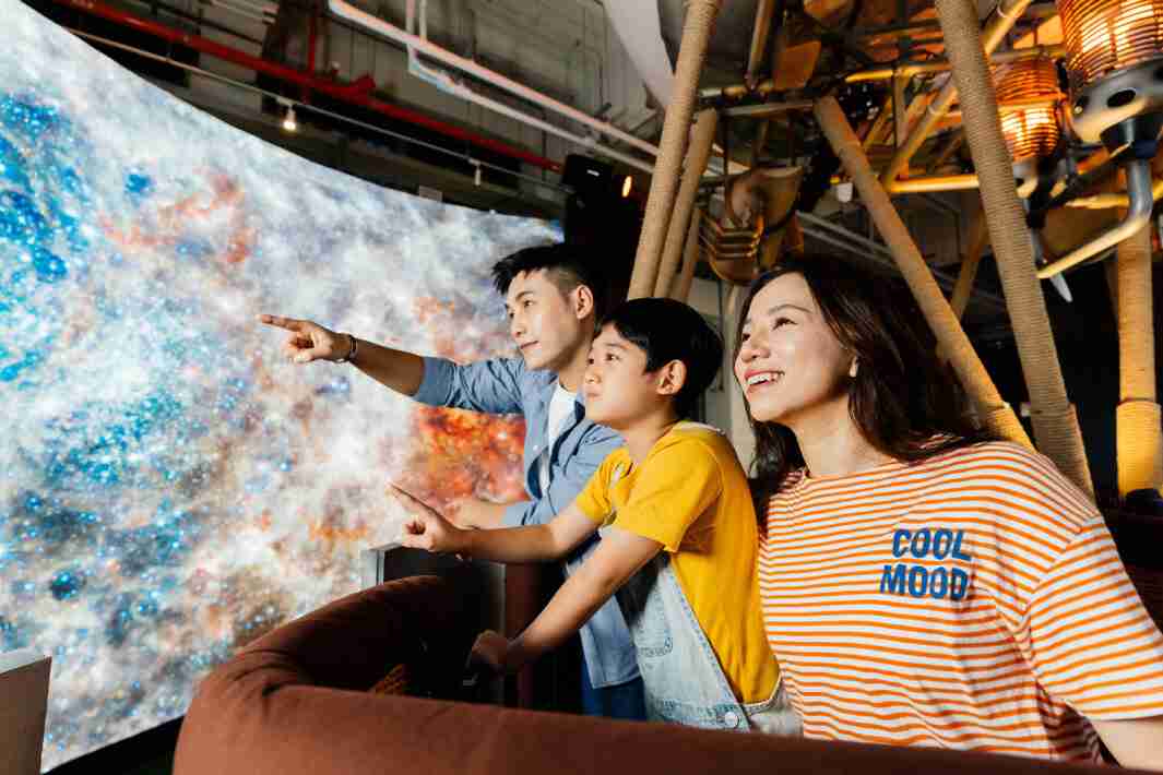 万利打造全台最大宽6公尺、、高4公尺、、唯一搭载LED弧形拼接显示屏的动感飞行船，，，让乘客驻足在热气球上，，，，享受身历其境的伪出国旅游乐趣