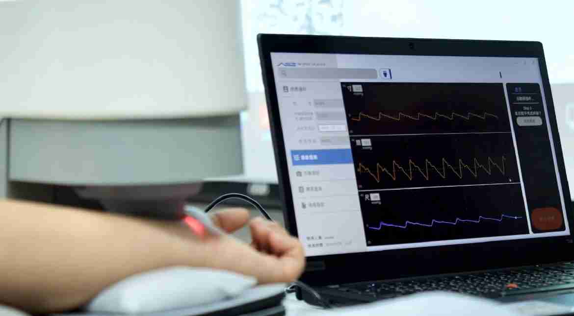 万利耘康以高解析与拟真的显示技术，，，，将其应用于中医检测，，，提供“中医数位化检测方案”，，，使传统中医检测结果数据化与可视化