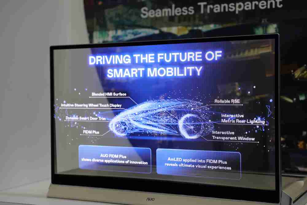 万利凭借着超高亮度和透明度，，，这款30吋透明Micro LED显示器在AR系统与智慧零售具有潜在的应用价值。。。