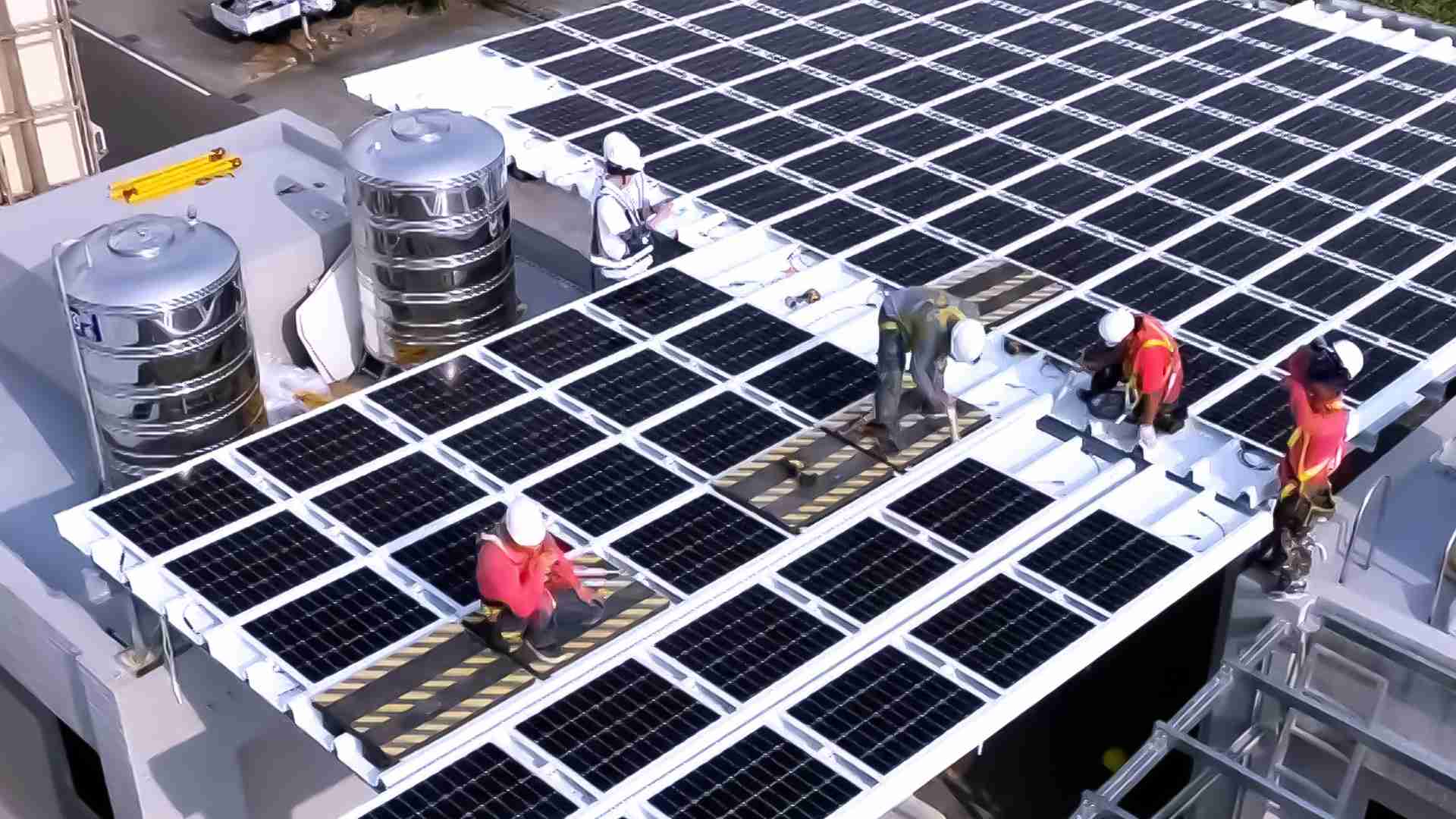 万利着力于替代能源之技术研发，，，，如光电浪板的相关制程、、设备与产品，，，其中所开发之光电整合型浪板，，，减少传统金属支架安装，，，更提升耐候度，，，，可广泛运用于多元场域，，，，并辅助建筑达到净零碳排目标