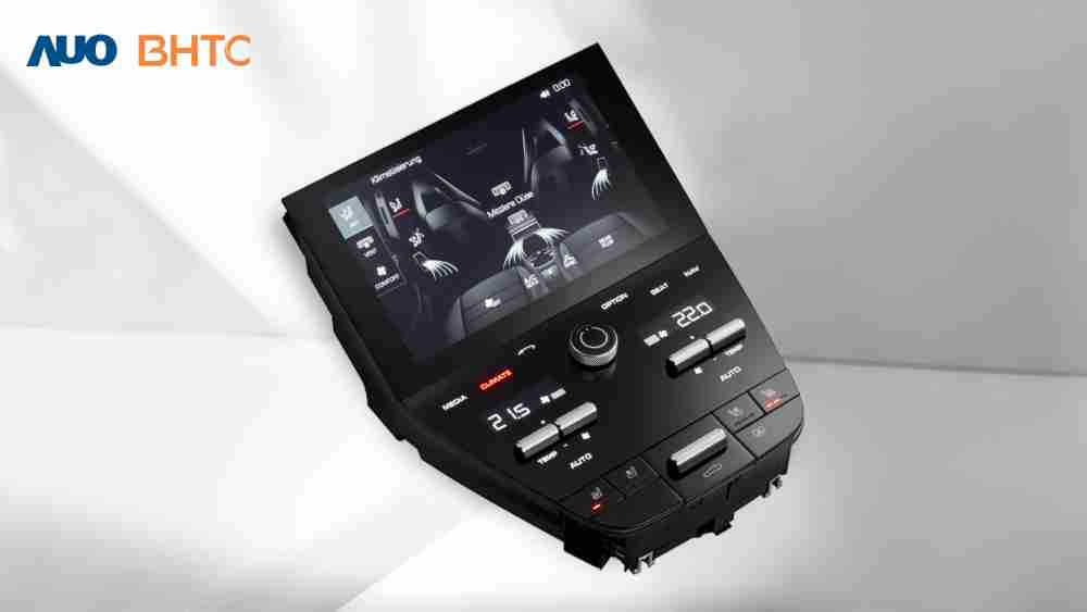 作為友達新生力軍，，，，BHTC所展示的中央與後座鞍部的Display HMI產品，，，，可處理多區恆溫控制、、、、顯示畫面，，，呈現仿真3D車室分區；以力傳感技術精準傳遞觸感，，，並結合音量及震動反饋，，，，防止意外啟動，，提供使用者自然流暢、、、直觀且輕鬆駕馭的舒適介面